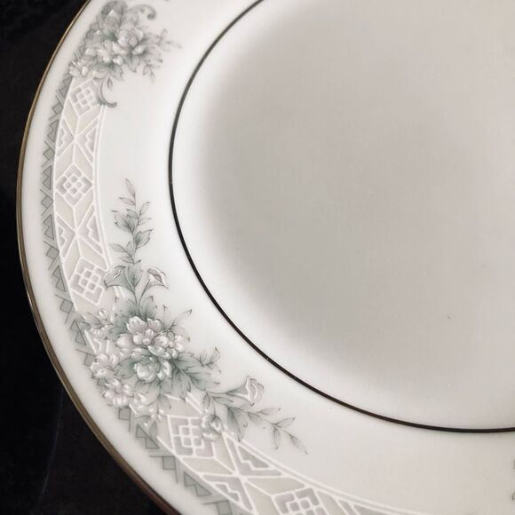 Noritake Legendary Sweet Leilani Gray Floral Plates Set - Picture 2 of 5